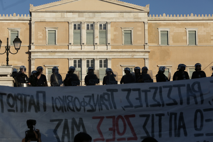 Επεισόδια και χημικά στο Σύνταγμα σε συγκέντρωση κατά φασισμού και τρανσοφοβίας