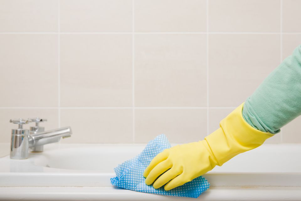 Πώς να καθαρίσετε την μπανιέρα σας από άλατα και βρωμιές (Video)