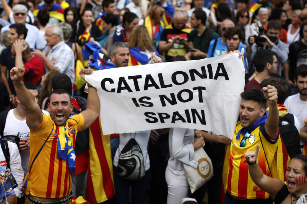 Καταλονία: Με ιαχές κατεβάζουν τις σημαίες της Ισπανίας (Video)