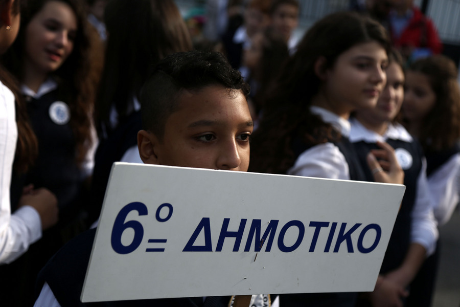 «Άρπαξαν» την ελληνική σημαία από 11χρονο Αφγανόπουλο και του άφησαν την… ταμπέλα (Photos)