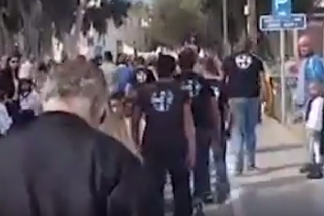 Φασιστοειδή της νεοεμφανιζόμενης Hellas Ultras εμπόδισαν παρέλαση με σημαιοφόρο αλβανικής καταγωγής (Video)