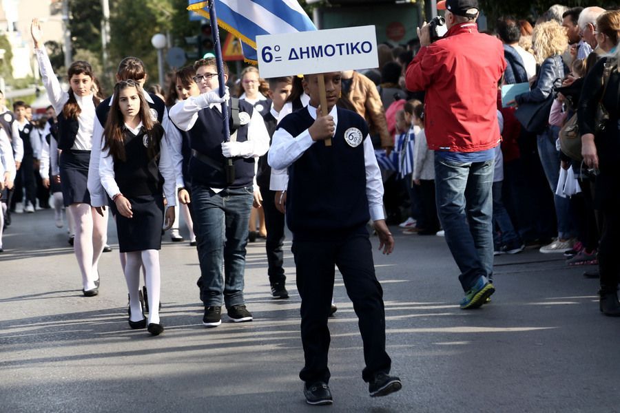 Το Υπουργείο Παιδείας αναζητά, πως πήρε ταμπέλα αντί για σημαία ο 11χρονος Αφγανός