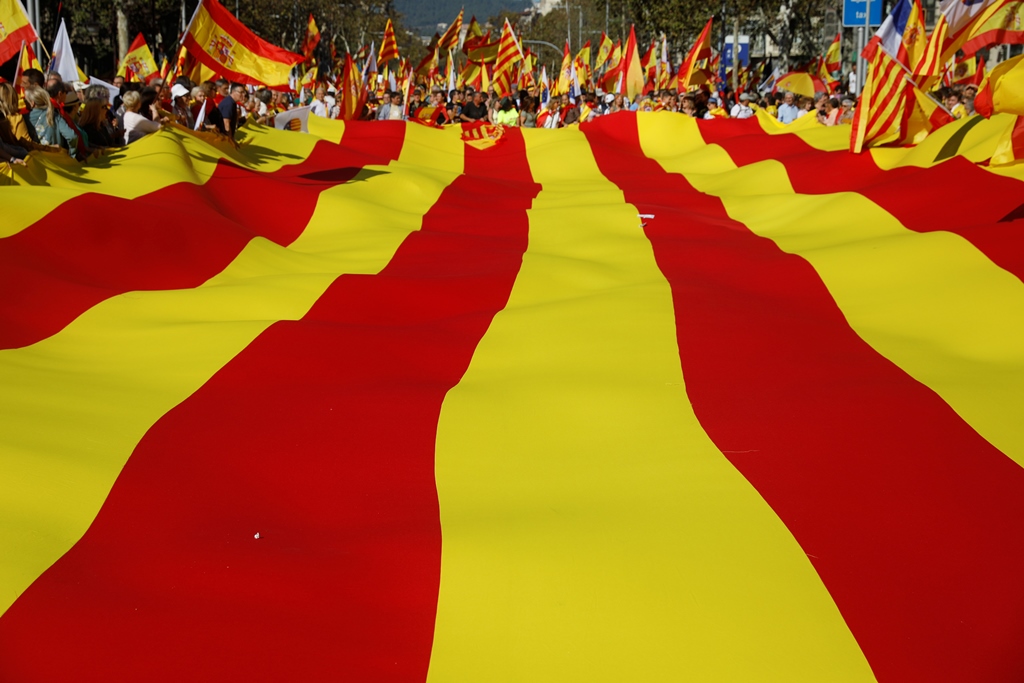 Βαρκελώνη: Να μείνουμε στην Ισπανία, ζήτησαν χιλιάδες διαδηλωτές