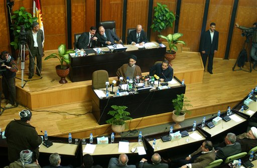 Εισβολή ροπαλοφόρων διαδηλωτών στο κοινοβούλιο του Ιρακινού Κουρδιστάν (Video)
