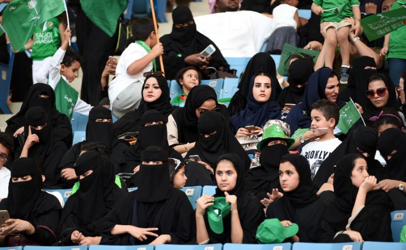 Ιστορική απόφαση στη Σαουδική Αραβία για τις γυναίκες: Και τιμόνι και μπάλα! (Video)