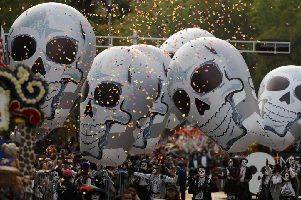 Οι νεκροί βγήκαν στους δρόμους του Μεξικό: 30 «δυνατές» φωτογραφίες από την «Ημέρα των Νεκρών»