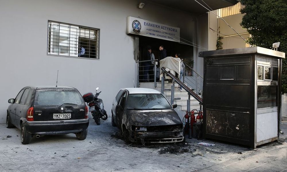 Ανάληψη ευθύνης για την επίθεση με μολότοφ στο ΑΤ Πεύκης – Για τον «βασανισμό μέχρι λιποθυμίας» 16χρονου