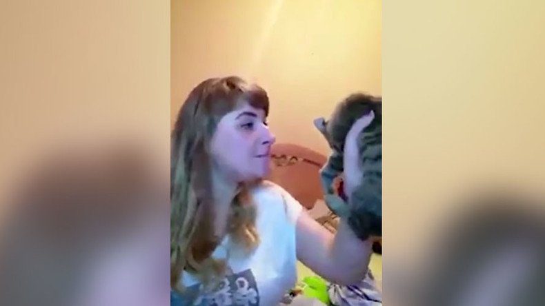 Μεθυσμένη ρωσίδα κακοποιεί χωρίς έλεος μωρό γατί – Πολύ σκληρό Video