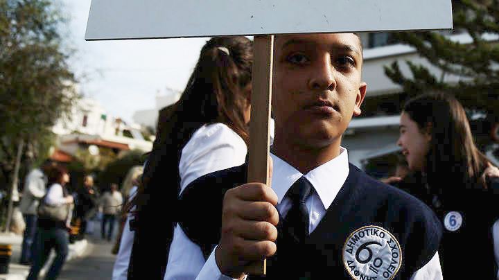 Υπουργείο Παιδείας: Προκαταρκτική εξέταση γιατί δεν κράτησε τη σημαία ο 16χρονος Αμίρ