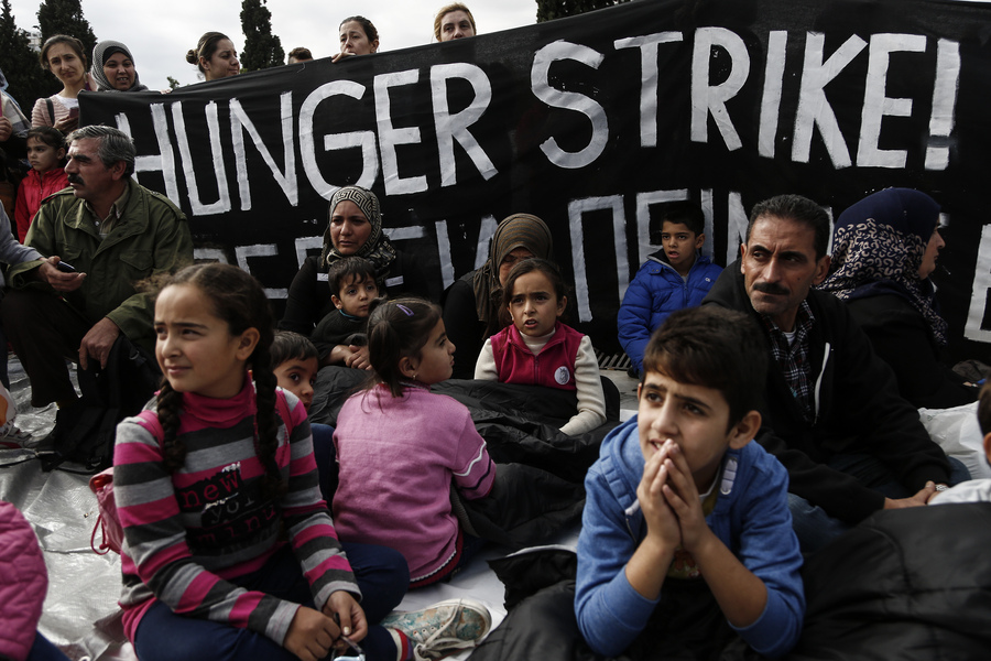 Απεργία πείνας Σύρων προσφύγων στο Σύνταγμα – Ζητούν επανένωση με τις οικογένειές τους (Photos)