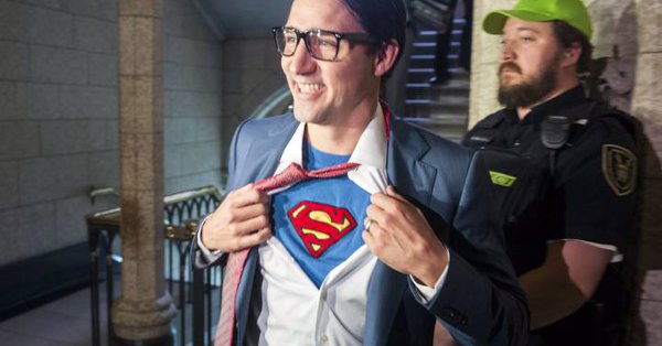 Πρωθυπουργός πήγε στη Βουλή ντυμένος… Superman (Video)