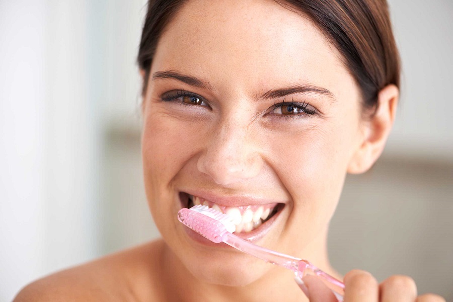 Πώς να βουρτσίζετε σωστά τα δόντια σας (Video)