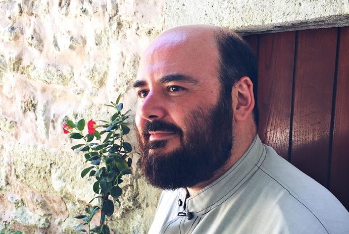 Κρητικός ιερέας υπέρ του Αμίρ, κατακεραυνώνει στο FB «φασίστες» και «ρουφιάνους»