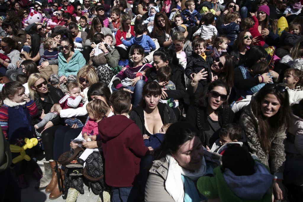 Χιλιάδες μητέρες θήλασαν δημόσια τα παιδιά τους στο Ζάππειο (Photos)