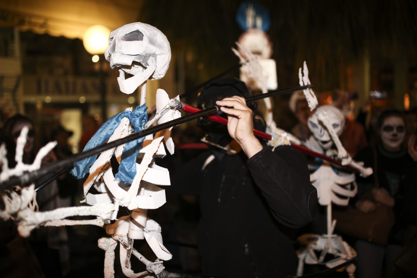 Μεξικάνικοι… σκελετοί βγήκαν σεργιάνι στο κέντρο της Αθήνας (Photos)