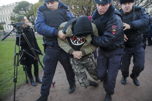H ρωσική αστυνομία συνέλαβε εκατοντάδες διαδηλωτές κατά του Πούτιν