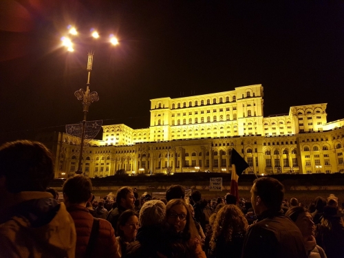 Ογκώδεις διαδηλώσεις Ρουμάνων ενάντια στην αλλαγή της δικαστικής νομοθεσίας (Photos)