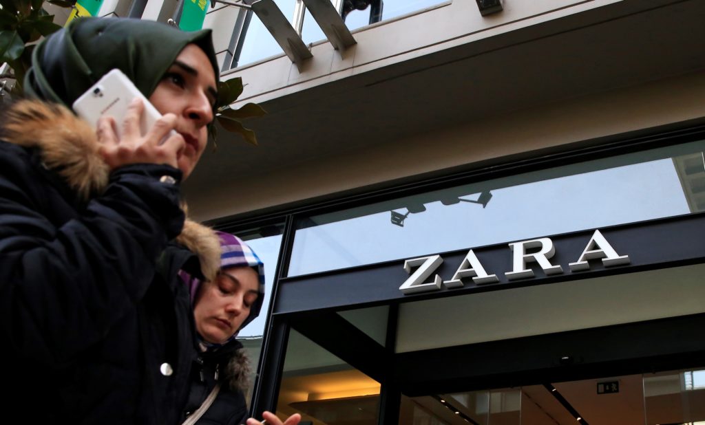 Τουρκία: Μηνύματα απελπισίας στις τσέπες ρούχων του Zara από απλήρωτους εργαζόμενους