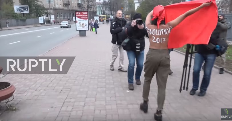 Γυμνόστηθη διαμαρτυρία στην Ουκρανία – τιμή στην Οκτωβριανή επανάσταση (Video)