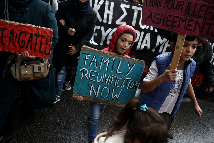 Πορεία προσφύγων απεργών πείνας και αλληλέγγυων στη Γερμανική Πρεσβεία – Ζητούν επανένωση των οικογενειών (Photos)