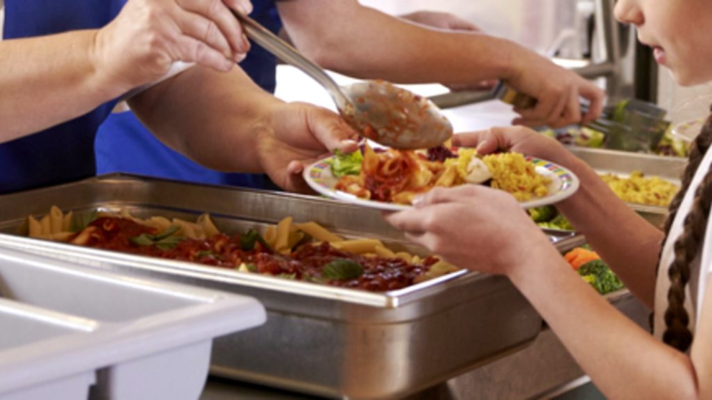Ξεκινά η καθημερινή διανομή 130.000 ζεστών σχολικών γευμάτων