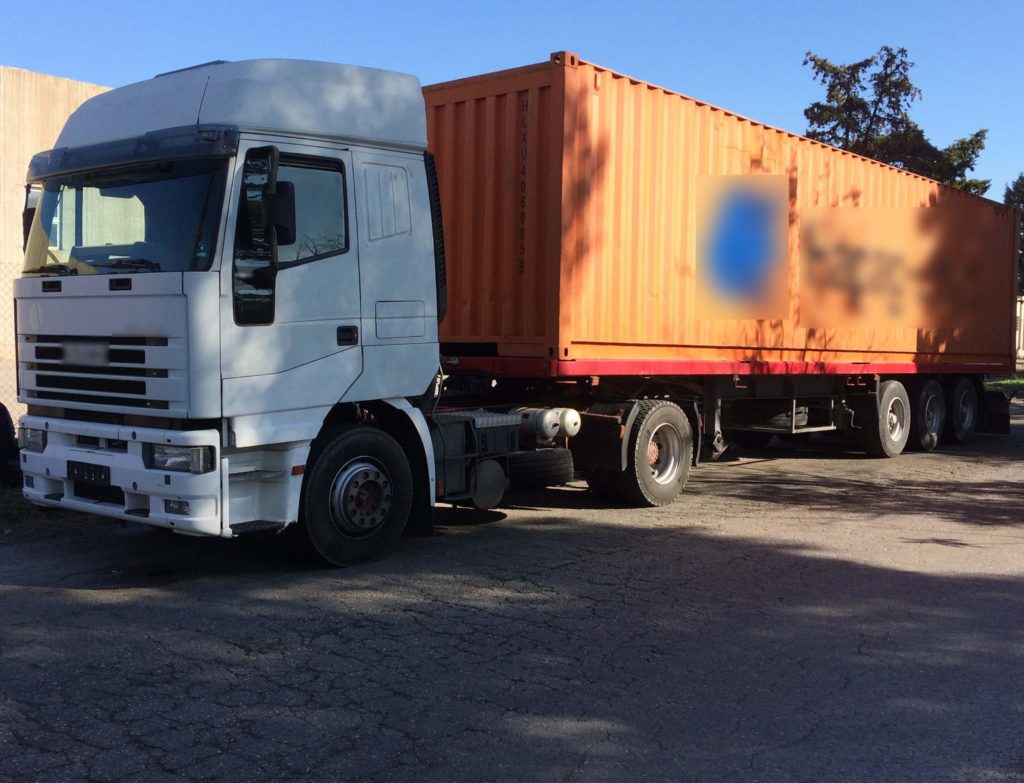 Έλληνας φορτηγατζής είχε κάνει πατέντα για να μεταφέρει μετανάστες στη νταλίκα του (Photos)