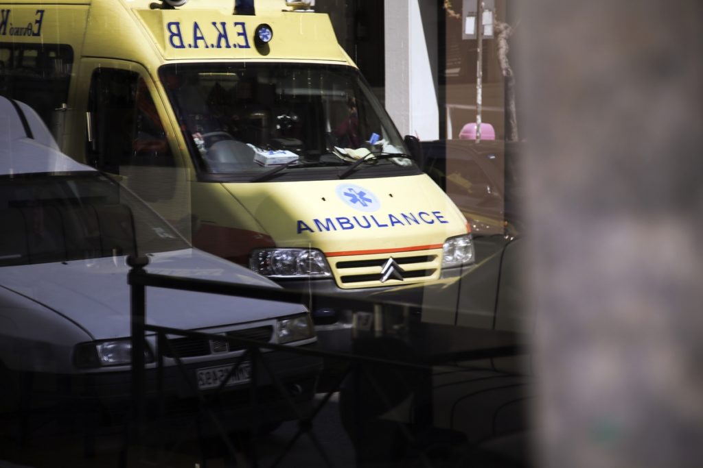 Αυτοκίνητο «καρφώθηκε» σε περίπτερο στην παραλιακή – Στο νοσοκομείο ο ιδιοκτήτης