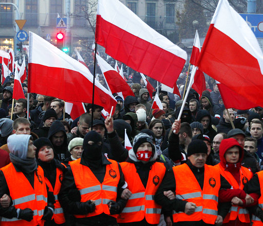 «Αγνή Πολωνία, λευκή Πολωνία!», φώναξαν χιλιάδες εθνικιστές στην Βαρσοβία (Video)