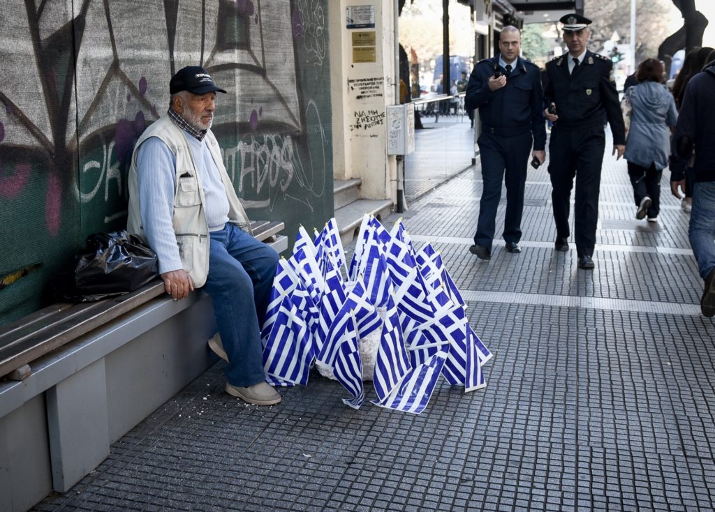 Στο ΣτΕ οι γονείς 7 «άριστων» μαθητών – Θεωρούν «τιμή για τη σημαία» να την κρατούν τα παιδιά τους