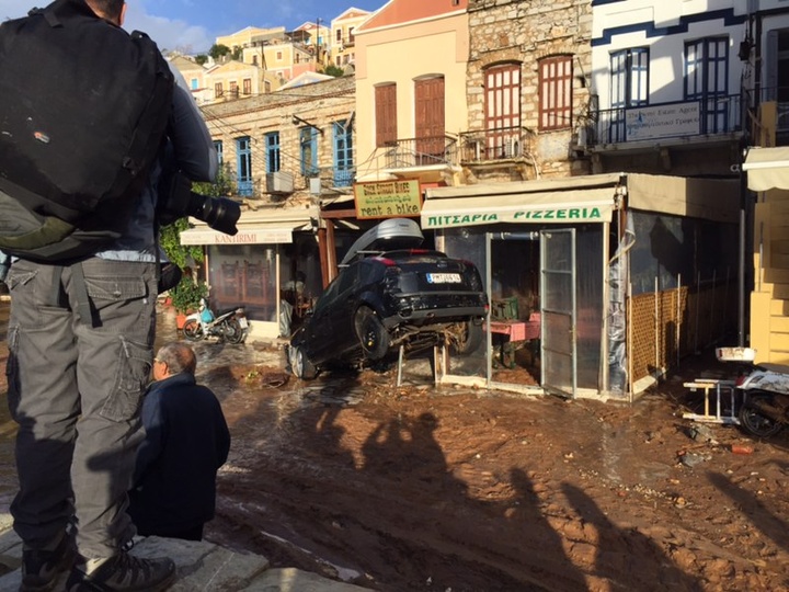 Σύμη: Χάος προκάλεσε η «Ευρυδίκη»- Αυτοκίνητα στη θάλασσα – Χωρίς ρεύμα (Video & Video)