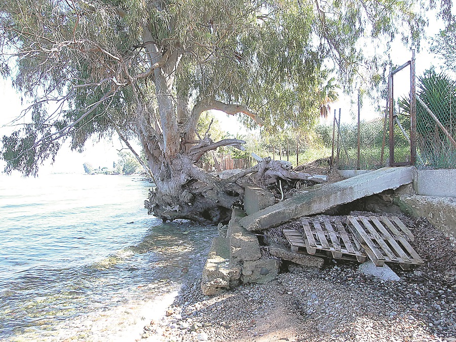 Σπίτια και δρόμους παίρνει το κύμα