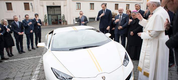 Η Lamborghini χάρισε στον Πάπα ειδικό μοντέλο – Το αρνήθηκε, αλλά το ευλόγησε (Photos)