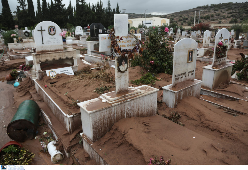 Τα ορμητικά νερά κατέστρεψαν και το νεκροταφείο της Μάνδρας (Photos)