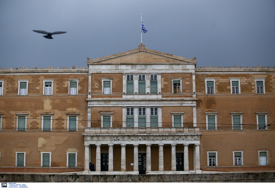 Μεσίστιες οι σημαίες στα δημόσια κτίρια (Photos)