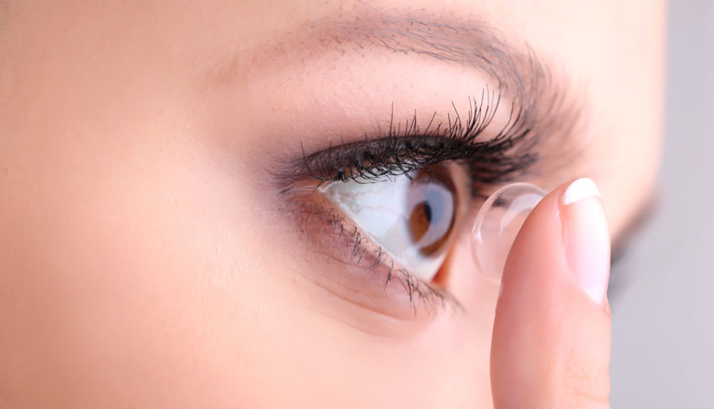 Τι πρέπει να προσέχετε αν φοράτε φακούς επαφής – Πώς να προστατεύσετε τα μάτια σας