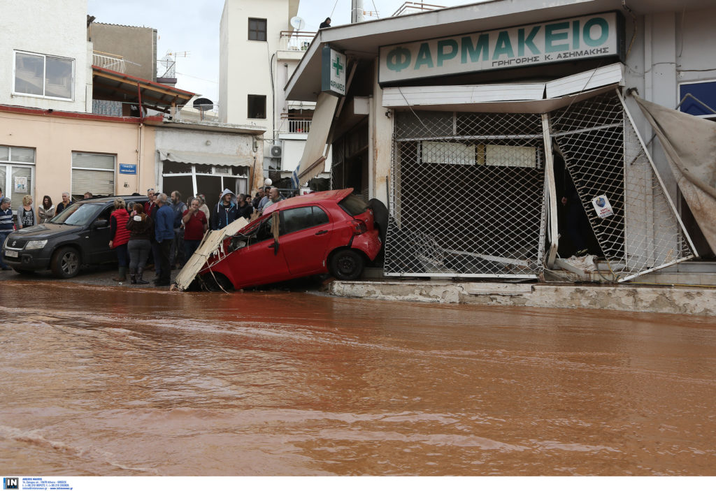 «Σκαρφάλωσα σε δέντρο για να σωθώ – Είδα μπροστά μου άνθρωπο να παρασύρεται από τον χείμαρρο» (Video)