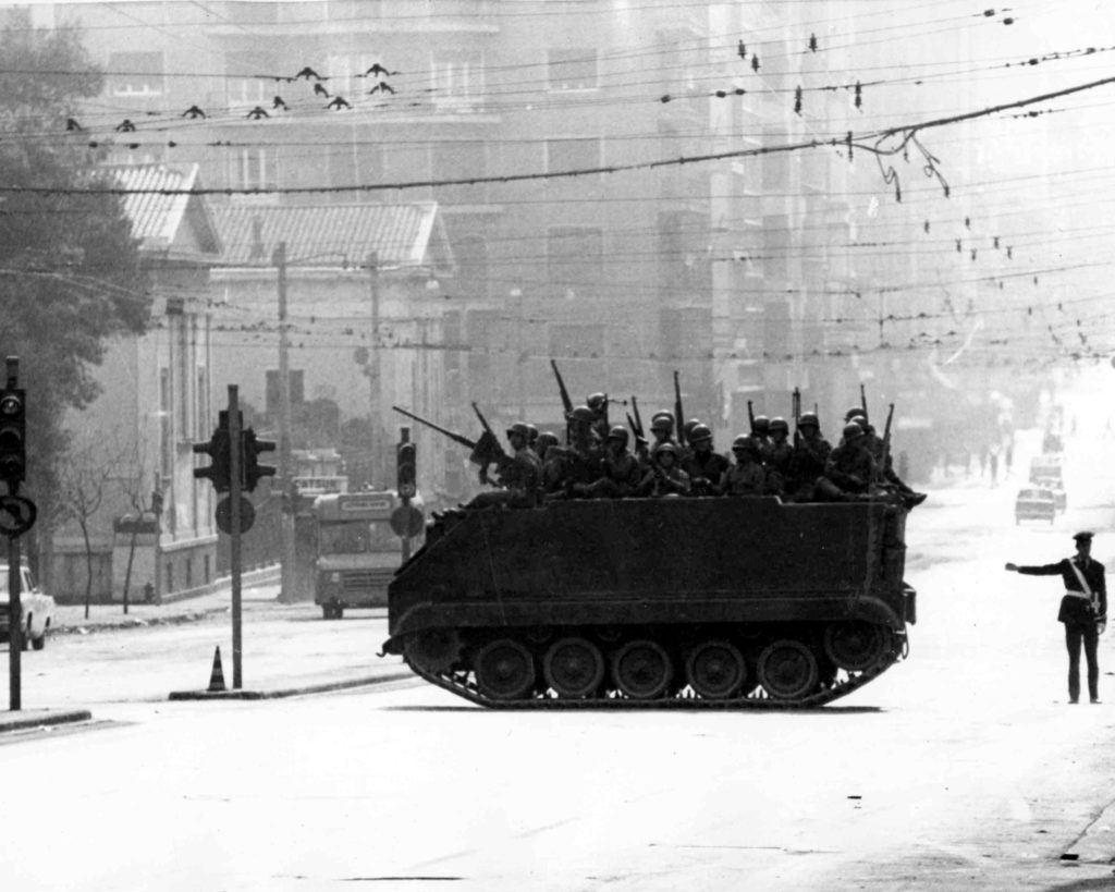 1973: Τα διεθνή πρακτορεία στέλνουν φωτογραφίες από το Πολυτεχνείο – Ο Αριστοτέλης Σαρρηκώστας αφηγείται (Photos + Video)