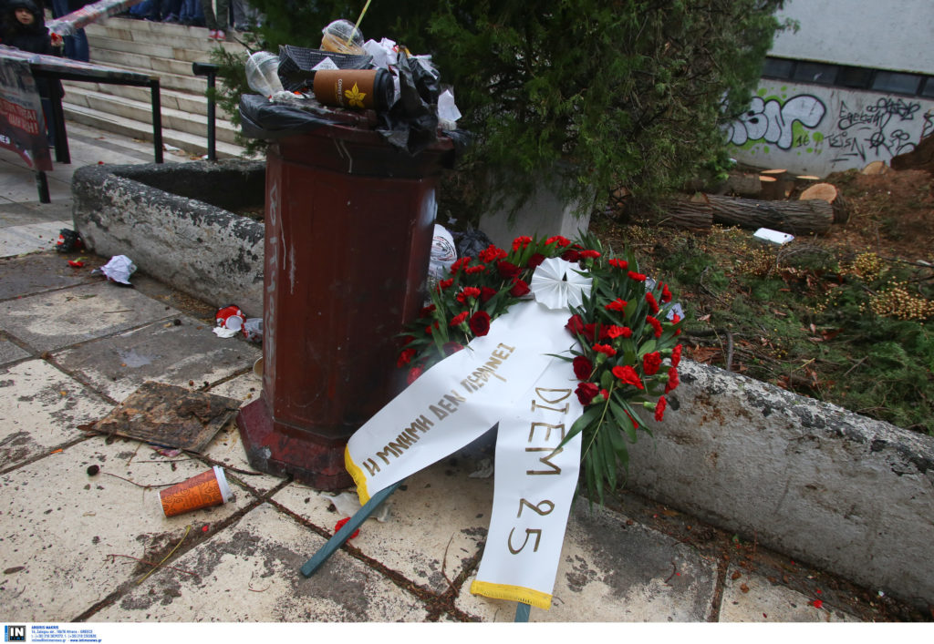Θεσσαλονίκη: Πέταξαν στα σκουπίδια το στεφάνι του Βαρουφάκη (Photos)