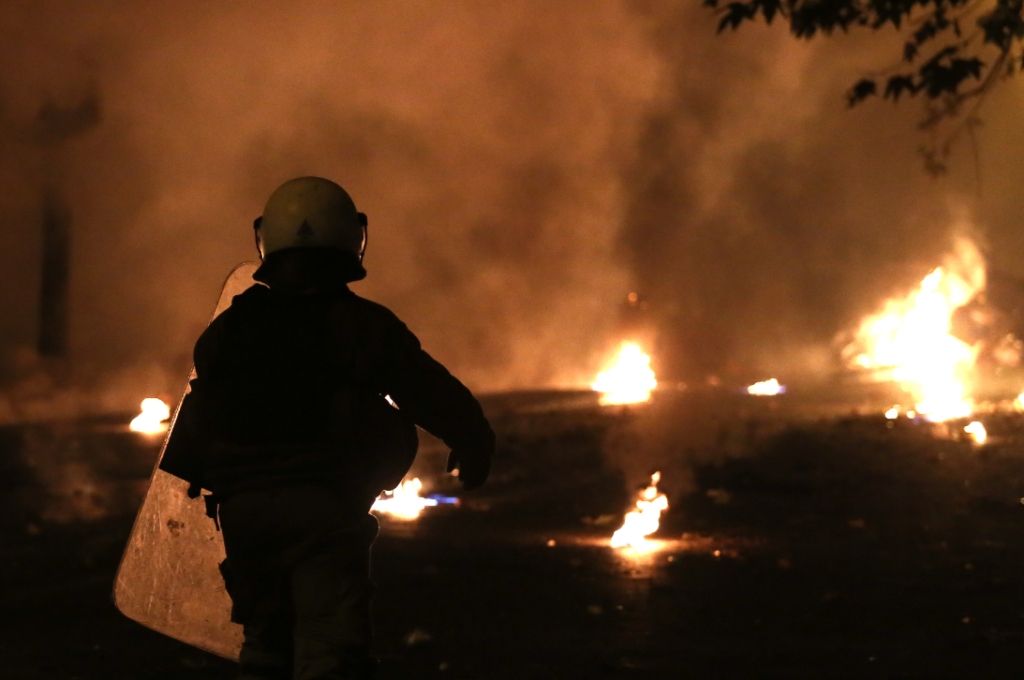 Επεισόδια μετά τη μεγάλη πορεία για το Πολυτεχνείο – Τραυματίστηκε γυναίκα από φωτοβολίδα (Photos)