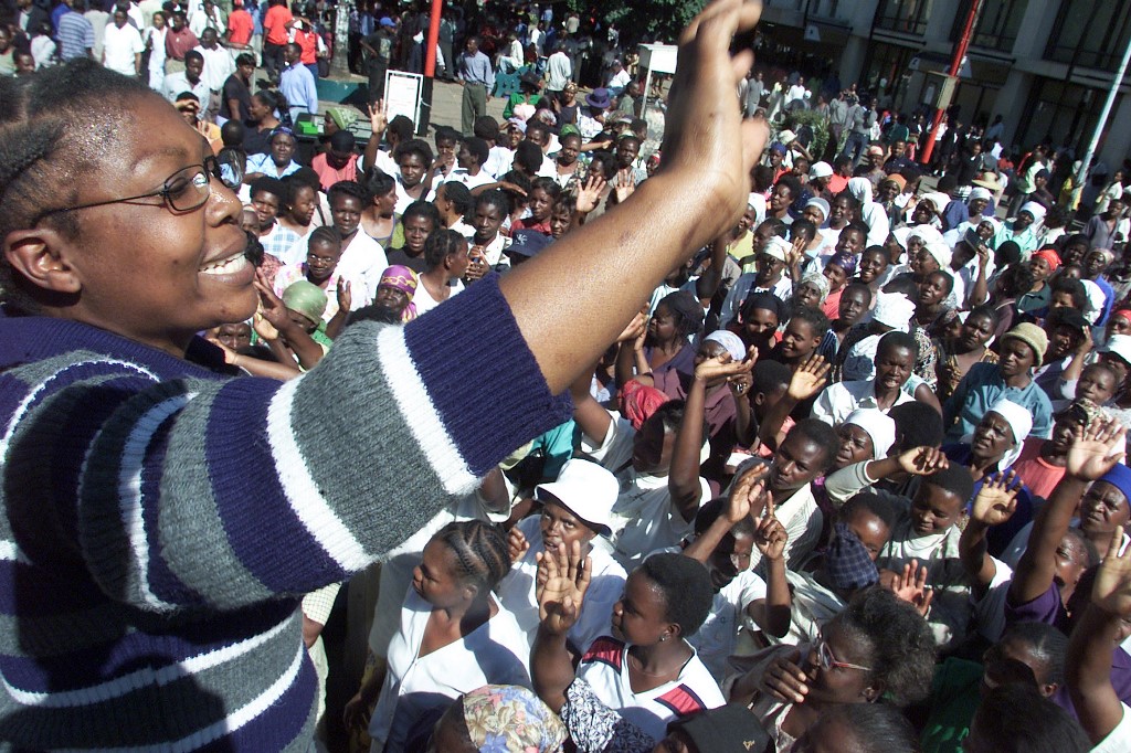Ζιμπάμπουε: Χιλιάδες πολίτες στους δρόμους γιορτάζουν την πτώση του προέδρου Μουγκάμπε