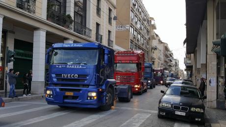 Δεκάδες νταλίκες προκάλεσαν κομφούζιο σε κεντρικούς δρόμους της Πάτρας (Video)