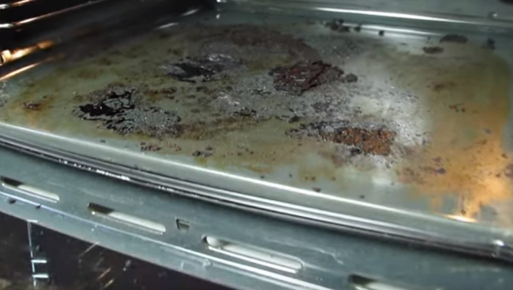 Πώς να καθαρίσετε τον φούρνο χωρίς ακριβά χημικά απορρυπαντικά (Video)