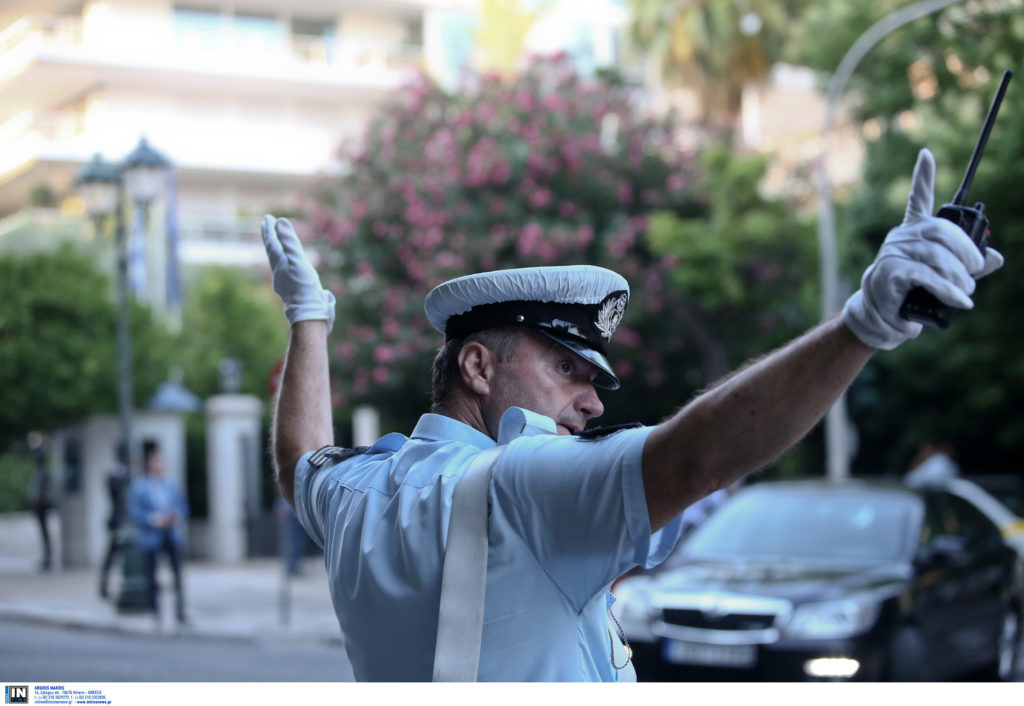 Γλυφάδα: Τραυμάτισε με παγοκόφτη αστυνομικό που έκοβε κλήση!