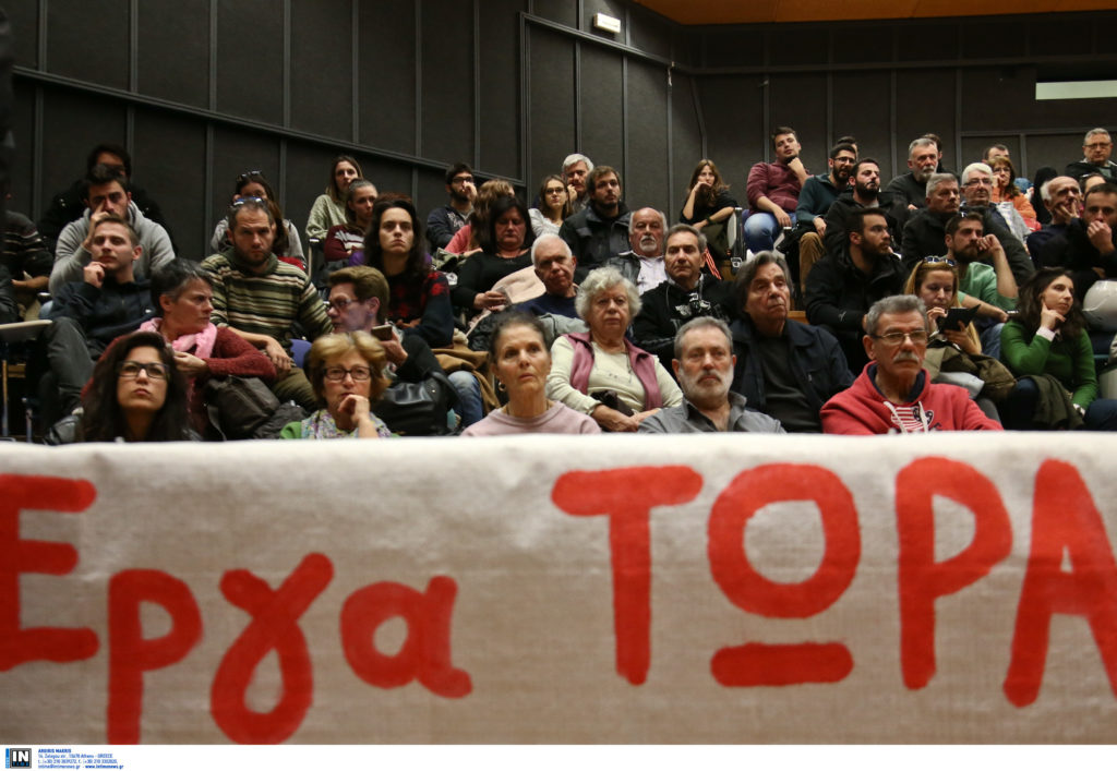 Χαμός στο Περιφερειακό Συμβούλιο Αττικής – Μαζική διαμαρτυρία για τους νεκρούς της Μάνδρας (Photos)
