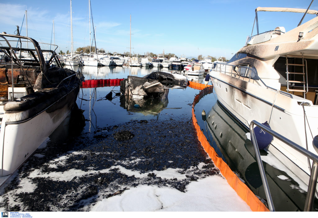 Ημιβύθιση σκάφους στη μαρίνα Γλυφάδας μετά από πυρκαγιά – Θαλάσσια ρύπανση 200 τετραγωνικών μέτρων