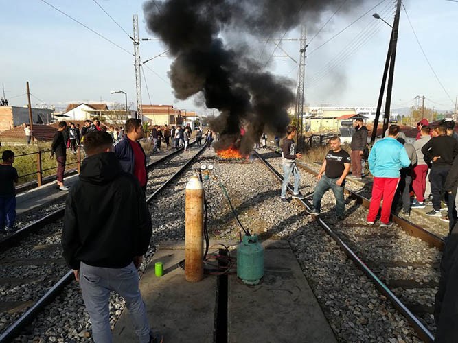 Λάρισα: Με φωτιές ξεσηκώθηκαν οι κάτοικοι για να φύγουν οι γραμμές (Video & Photos)