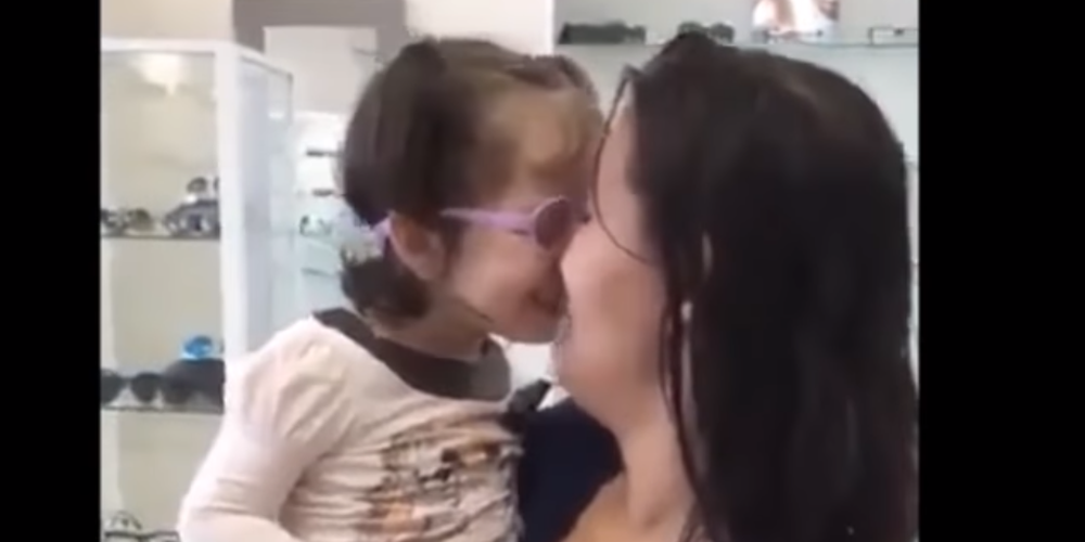 Δείτε πώς αντέδρασε ένα κοριτσάκι που ήταν τυφλό και βλέπει για πρώτη φορά τη μαμά του (Video)
