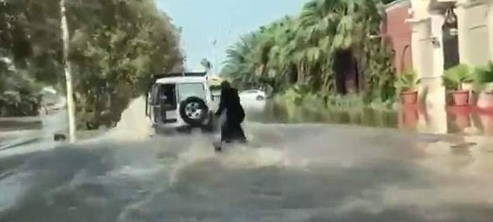 Γυναίκα σερφάρει με μπούργκα σε πλημμυρισμένο δρόμο της Τζέντα (Video)