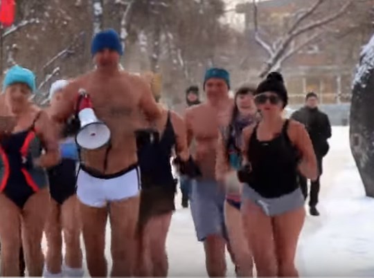 Στο Ιρκούτσκ της Σιβηρίας έκαναν αγώνα δρόμου φορώντας μαγιό στους… πάγους (Video)