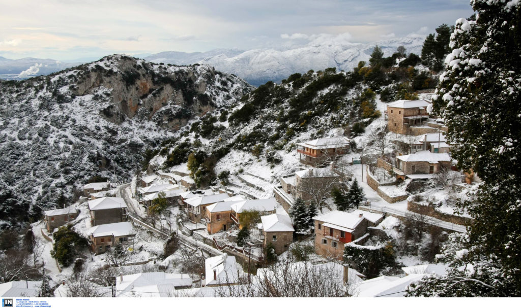 Χιονίζει σε Παναχαϊκό όρος και Στεμνίτσα Αρκαδίας – Ποιες περιοχές «μαστιγώνει» η βροχή